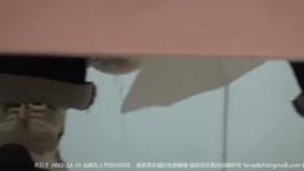 商场女厕蹲守模样俊俏装营业员,油光发亮的微毛小嫩穴看着就想上