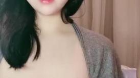 诱人的大奶萌妹跟她的小姐妹一起性感展示，露脸激情大奶子掰开小穴给狼友看，听狼友直接撅着屁股要狼友快草