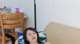 熟女大姐的诱惑，全程露脸沙发上揉着骚奶子道具玩着逼，说着骚话勾搭狼友，给大哥口交大鸡巴，享受抽插快感