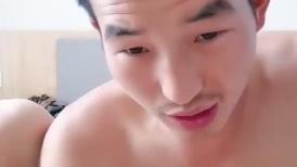 猥琐小眼哥也有娘们喜欢啊，露脸激情啪啪，乖巧听话跟狼友撩骚，口交大鸡巴，让小哥压在身下无套抽插上位干
