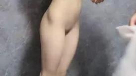 外表清纯！校花小萝莉！双马尾一脸呆萌，全裸诱惑，抖动奶子跪地翘臀，按摩器震动无毛小穴