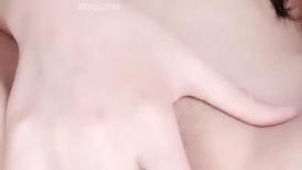 无敌美少女来救狼友了，全程露脸激情大秀，非常可爱迷人无毛白虎逼性感展示，全裸揉奶玩逼特写互动撩骚呻吟