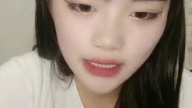 瑶瑶想喝奶露脸小骚逼带来的精彩大秀，真空装性感的骚穴在狼友的指挥下脱光，道具抽插跳蛋摩擦搞到高潮喷水