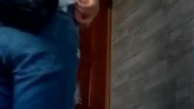 游乐场女厕偷窥破洞牛仔裤美女白嫩的大屁股和小黑鲍