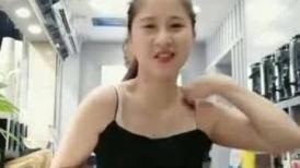 极品良家奶茶小妹 一边卖奶茶~一边直播聊骚~外面全是客人~大胆掀起裙子露出白皙屁股