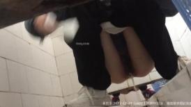 某高校沟厕几个丫头们上面叽叽喳喳，下面BB喷洒