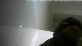 上课铃响了，麻花辫小妹急匆匆的去厕所挤了一些尿提裤子走了