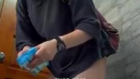 游乐场女厕偷窥带小孩的少妇 还是一个无毛的小嫩鲍