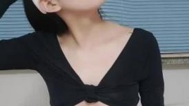 高颜值女神学妹归来露脸直播，用小嘴伺候大哥鸡巴，撩骚狼友互动揉捏骚奶子，让大哥疯狂草嘴表情好骚别错过