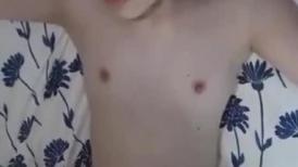 漂亮肉丝贫乳美眉 被大肉棒无套内射 射太深 半天精液才流出 内射后的鲍鱼真漂亮