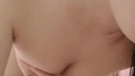 笑起来很甜的小虎牙妹子，道具自慰特写超嫩超粉白虎鲍鱼大黑牛刺激的不要不要