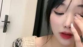 一字马女神无毛白虎逼粉嫩诱人，全程露脸大秀直播，性感热舞抖奶翘臀，自慰呻吟表情风骚，火辣身材强烈推荐