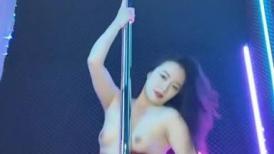 台湾小飘飘，全程露脸钢管舞女郎，美与诱惑激情碰撞，揉奶玩逼上才艺，妩媚风骚无毛白虎逼抠出白浆精彩刺激