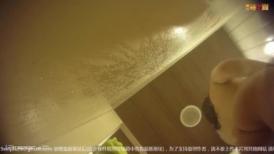 游泳馆女士淋浴间内部真实偸拍 飞机场PK大屁股⭐快要坐到镜头上了