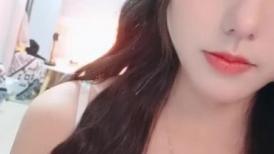 颜值区网红女神！难得小尺度露逼！脱下内衣白嫩奶子，揉奶晃动，掰穴特写流出白浆