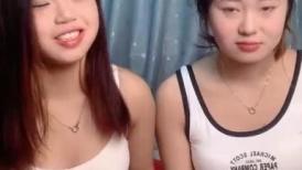 00后嫩妹双飞名场面！一个甜美一个可爱！埋头一起舔屌，骑乘姿势轮流操，双女交叉互磨骚穴
