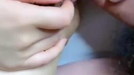 保养的很不错的风骚少妇露脸伺候大哥，旁边还有好闺蜜，让闺蜜吃奶舔逼，给大哥口交大鸡巴无套抽插表情好骚
