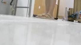 门缝下面偷拍戴眼镜的 黑裙子女大学生脱光衣服准备去洗澡,白嫩的玉体让多少师生沦陷