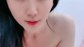 95年的气质女神完美奶子身材火辣第一视角手指掰穴看逼特写可甜可咸，手指抠逼揉搓痘痘