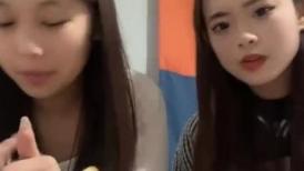 两个00后美少女！活力十足一起跳舞！脱光光扭腰摆臀，翘起屁股特写，多毛骚穴挺肥，极度诱惑