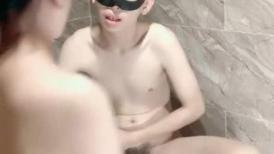 小夫妻很另类，卫生间马桶上开干，瘦瘦小哥哥后入操大眼美少妇