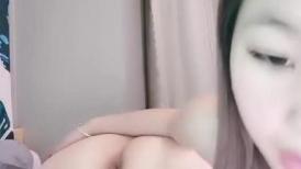 爆乳萌妹和清纯小妹的诱惑，姐妹花全程露脸陪狼友发骚，揉奶玩逼掰开给狼友看，撅着屁股等狼友来草不要错过