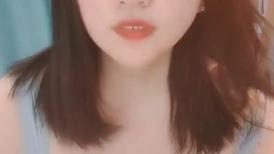 年轻新人丰满吊钟奶的妹子，露脸小心翼翼给男友口交深喉推到，床上露出粉色大蝴蝶