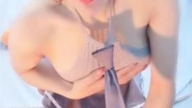 极品呆萌哪吒小少妇，丝袜情趣露脸诱惑，在狼友的礼物攻势下敞亮脱光，淫声荡语听指挥各种展示骚穴揉骚奶子