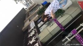 一路跟踪培训班的美女老师偷拍她的极品馒头鲍,,人美B更美