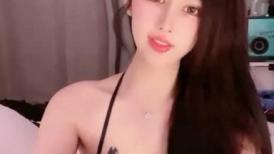 网红尤物黑丝高跟情趣兔女郎诱惑，全程露脸大秀直播，跟狼友撩骚互动跳蛋自慰小穴，手指抠逼浪叫呻吟可射