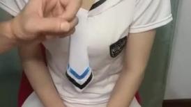 萌萌小嫩妹让小哥在镜头前调教，制服诱惑淫声荡语扒光了揉捏骚奶子玩弄，床边抗腿爆草无套抽插搞的像破处