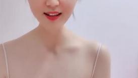 气质大奶美少妇！吊带小背心性感风骚！洗完澡自慰大秀，骚穴特写看阴蒂，跳蛋塞入揉搓很淫荡
