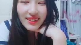 气质可爱制服妹子，居家和男友啪啪做爱，女上位销魂骑乘，白浆拉丝后入白虎穴