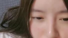 甜美乖巧邻家妹妹！一脸呆萌自慰秀！掰开骚穴流出白浆，道具假屌猛捅，爽的娇喘呻吟不断