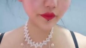 颜值不错的蝴蝶逼风骚女模特激情大秀直播，全程露脸揉奶玩逼，对着镜头掰开骚穴给狼友看特写，风骚又刺激