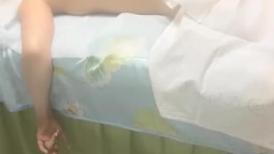【黛西老师】，真实SPA按摩店偷拍，眼镜小帅哥刚上岗，小骚逼水汪汪真淫荡，无毛白虎穴，赞
