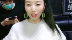 搞婚庆的大哥和大姐在后台就干上了，全程露脸口交大鸡巴，直接在椅子上各种爆草抽插，跳蛋玩弄骚穴不要错过