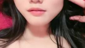 邻家妹妹！甜美清纯小萝莉！娇小身材，居家床上扭腰摆臀，脱光光揉搓小穴，掰开骚逼看洞洞