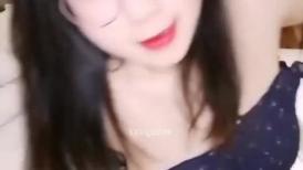 谁家的小媳妇深夜不睡觉，被小哥草的哇哇哇浪叫，全程露脸陪狼友互动撩骚，胸推乳交深喉激情上位淫声荡语