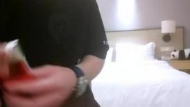 【无情的屌】，再约20岁嫩妹子，倒立69画面震撼，小骚逼被疯狂满足冲击，又爽又赚钱今夜难忘记！