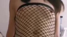 丝袜美少妇为爱骑乘，翻滚的表情很享受做爱的过程！