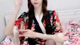 倩倩日本妹，被泰国小哥哥大长屌插到子宫颈、多种姿势爆操，爽得叫声哑了！ (2)