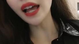 制服黑丝高跟钢管舞女神小飘飘精彩演绎，全程露脸无毛白虎逼火辣热舞，抖奶玩逼让小哥哥舔穴抠逼都快弄哭了