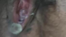 大神超近距离贴B拍！手机直接伸到屁股下面拍，幸亏闪的快 差点尿手机上