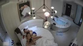 女神级气质身材俱佳的撩人少妇穿上老公买的黑丝吊带情趣睡裙和情人在高档酒店尽情操穴舔吸销魂插【水印】