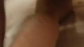 带两个朋友艹另一个朋友50岁的妈妈，边操逼边唱歌 是真欢乐！