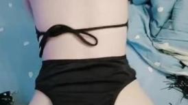 无套后入生气的女朋友。女孩：呜呜呜·· 疼 不要动  额   大鸡巴一进入就乖了！