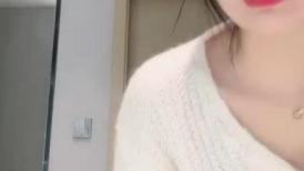 楚楚女神性感开撩，火辣热舞抖奶翘臀，互动撩骚揉奶玩逼，特写粉嫩骚穴好想舔一口，精彩又刺激不要错过推荐