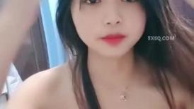 甜美小姐姐！奶子一大一小！掰开小骚穴特写，闺蜜旁边揉奶子，从下往上视角掰穴，摆弄各种姿势