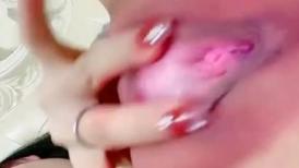 网红甜美小姐姐！红色乳晕骚逼！手指插穴极度风骚，狂揉小穴娇喘呻吟，摆弄各种姿势，翘起屁股